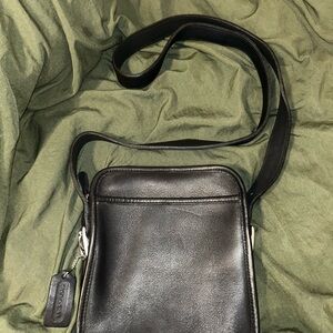 VINTAGE COACH BLACK LEATHER CROSSBODY - STYLE 9817